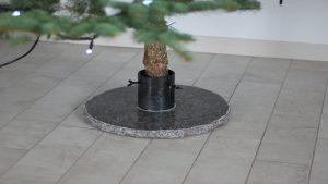 Kalėdinės eglės stovas iš akmens